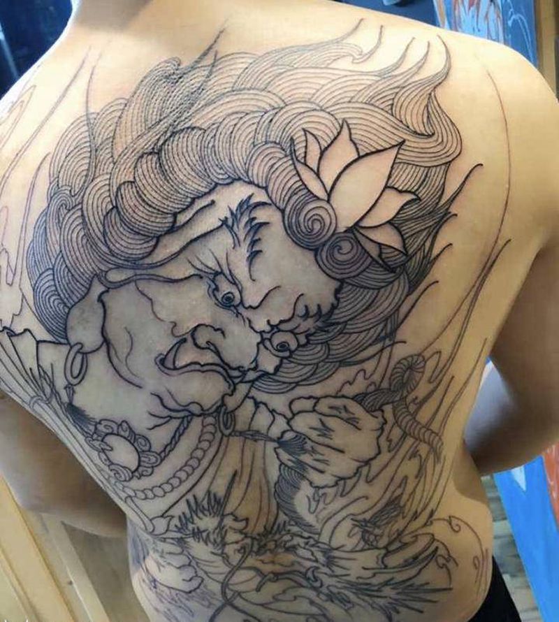 护法纹身图片_背部老传统纹身图案