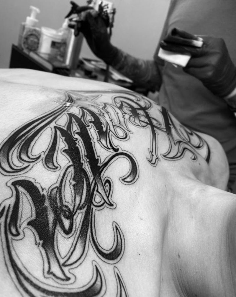 软体花体英文纹身图片_胸部肩部花体字图腾奇卡诺花体英文英文字纹身图案