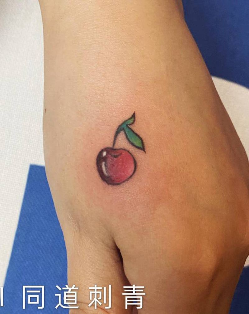 樱桃纹身图片_手部Old School新传统纹身图案