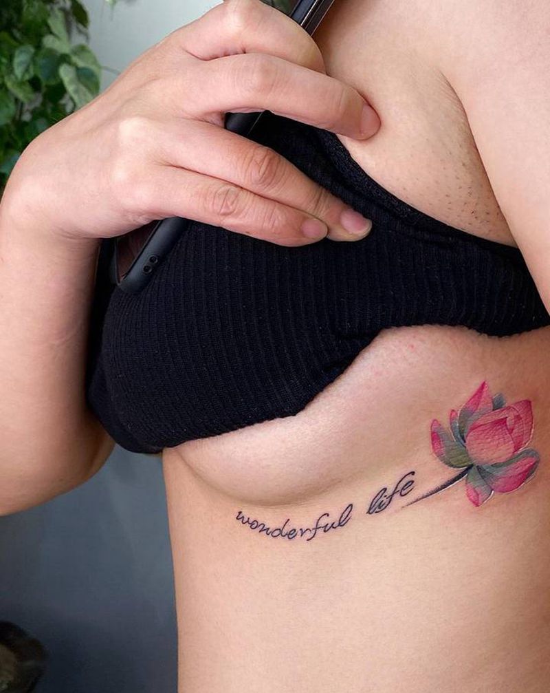 胸下莲花纹身图片_腰部胸部水彩花体字荷花小清新女生纹身图案