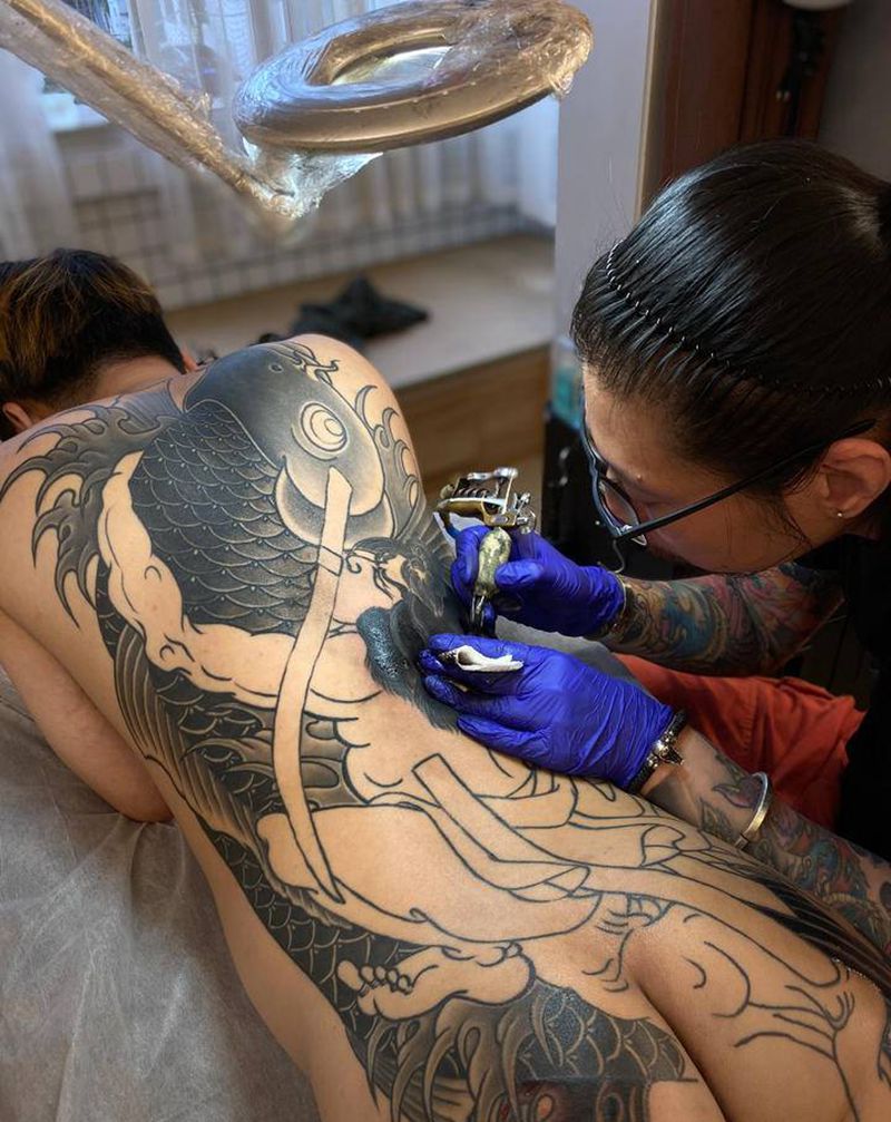 日式水浒人物阮小五纹身图片_背部腰部老传统新传统水浒人物阮小五鲤鱼纹身图案