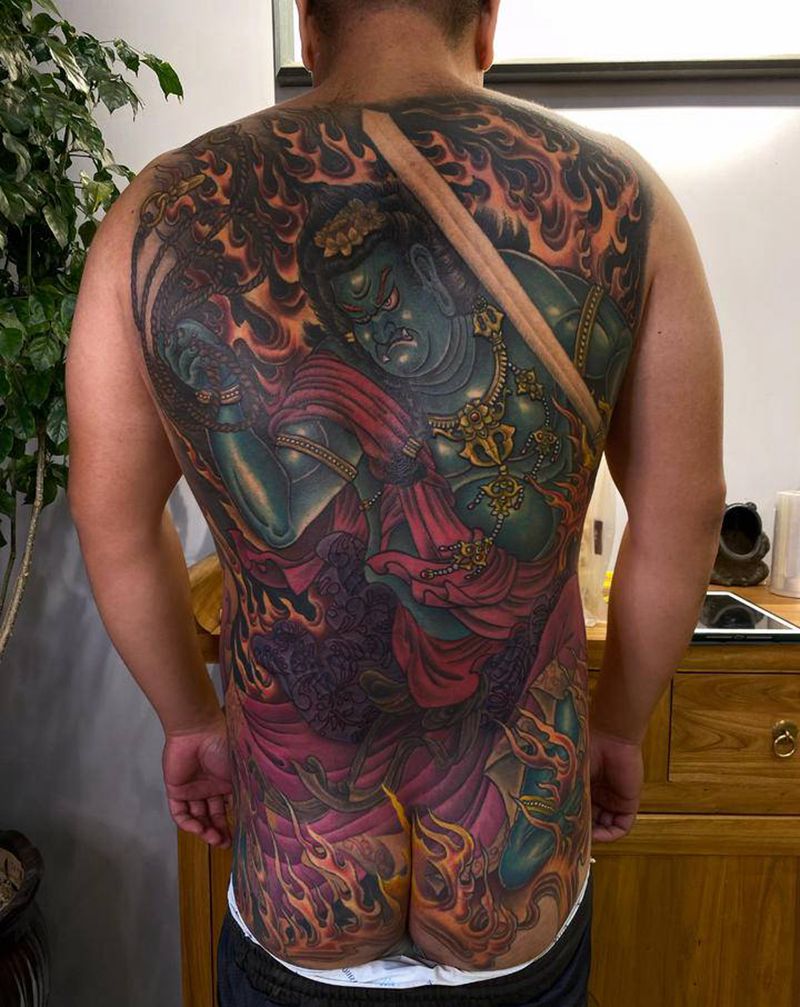 不动尊纹身图片_肩部背部新传统不动明王满背纹身图案