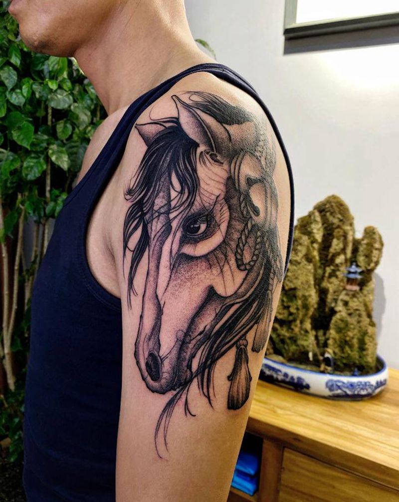 点刺马纹身图片_肩部手臂点刺马铃铛马纹身图案