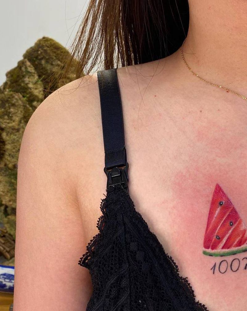 小西瓜纹身图片_胸部肩部水彩纹身图案