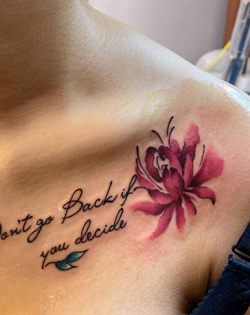 彼岸花纹身图片_胸部肩部花体字水彩彼岸花锁骨小清新纹身图案