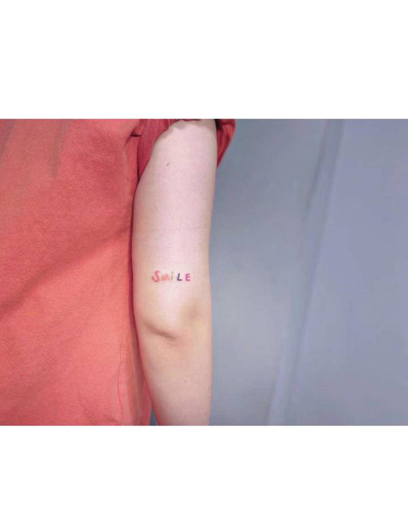 小字母纹身图片_手臂手部花体字字母纹身图案