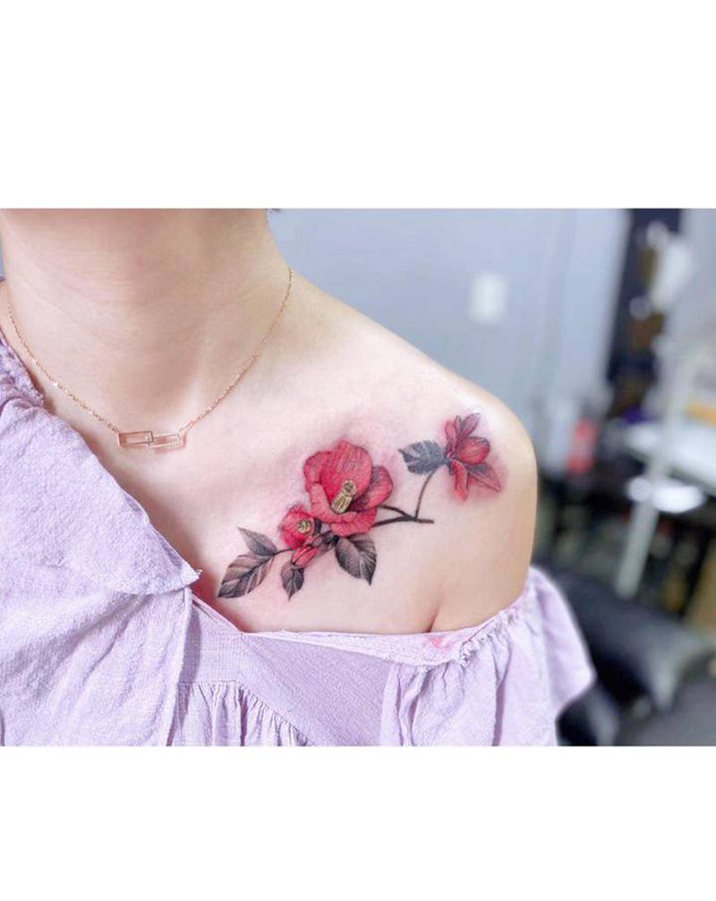 山茶花纹身图片_肩部胸部水墨点刺山茶花纹身图案