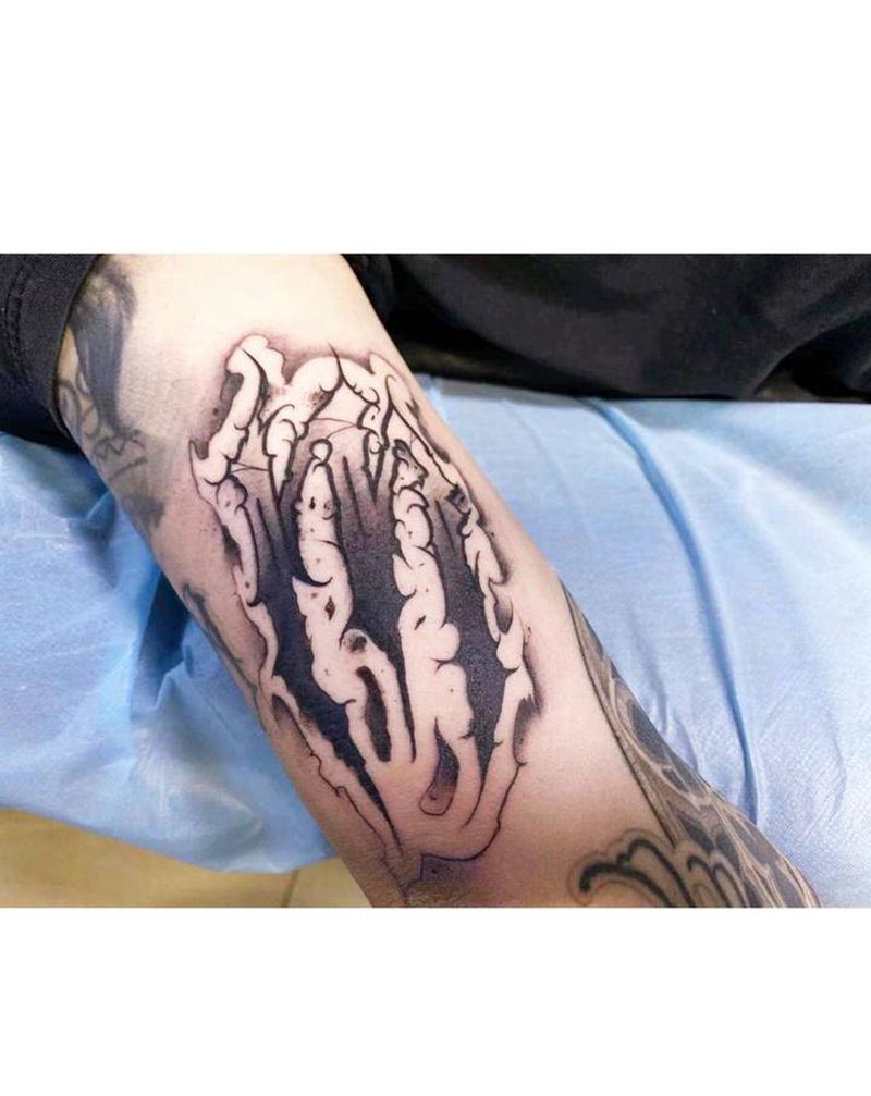 花体字纹身图片_手部手臂花体字New School字母纹身图案