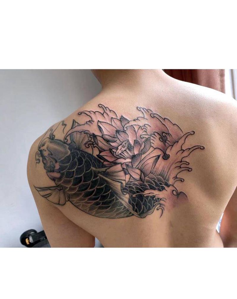 鲤鱼纹身图片_背部肩部新传统鱼荷花海浪纹身图案