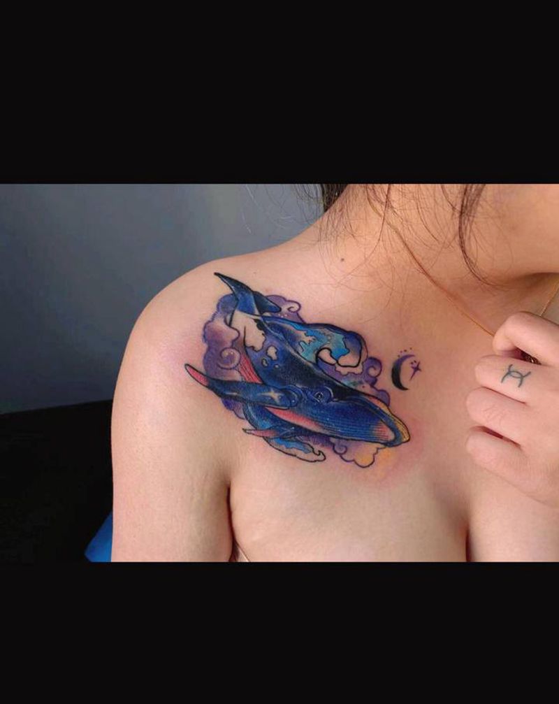 鲸纹身图片_肩部胸部New School水彩鲸鱼浪纹身图案