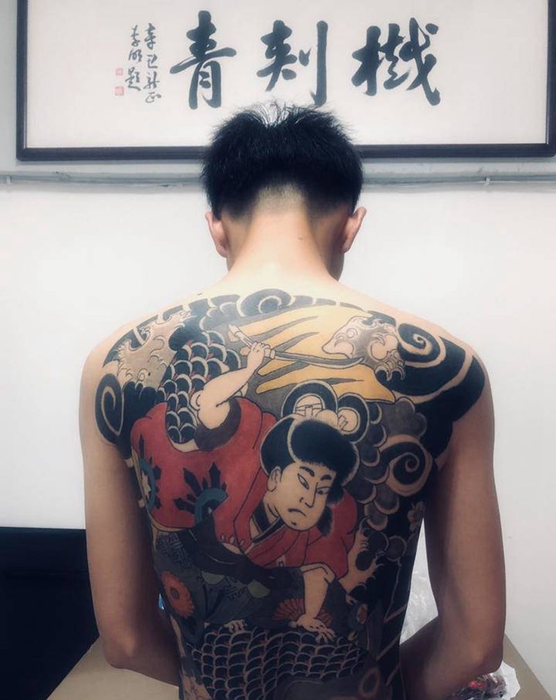 鬼若丸刺鲤纹身图片_背部老传统纹身图案