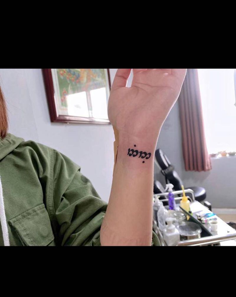 字母纹身图片_手臂手部图腾字母小清新纹身图案