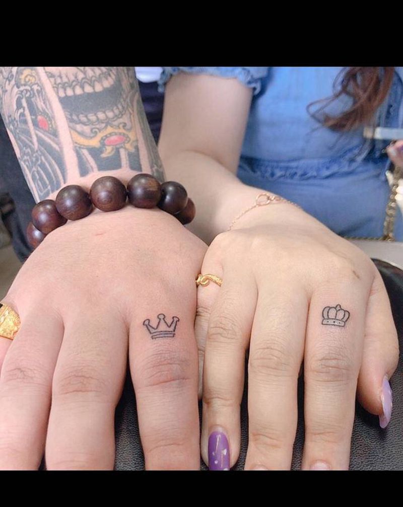 情侣纹身纹身图片_手部手臂几何图腾皇冠情侣手指纹身图案
