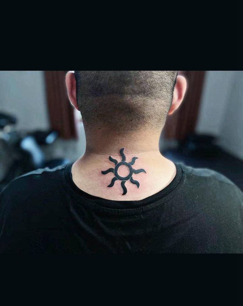 颈后图腾纹身图片_颈部背部图腾太阳纹身图案