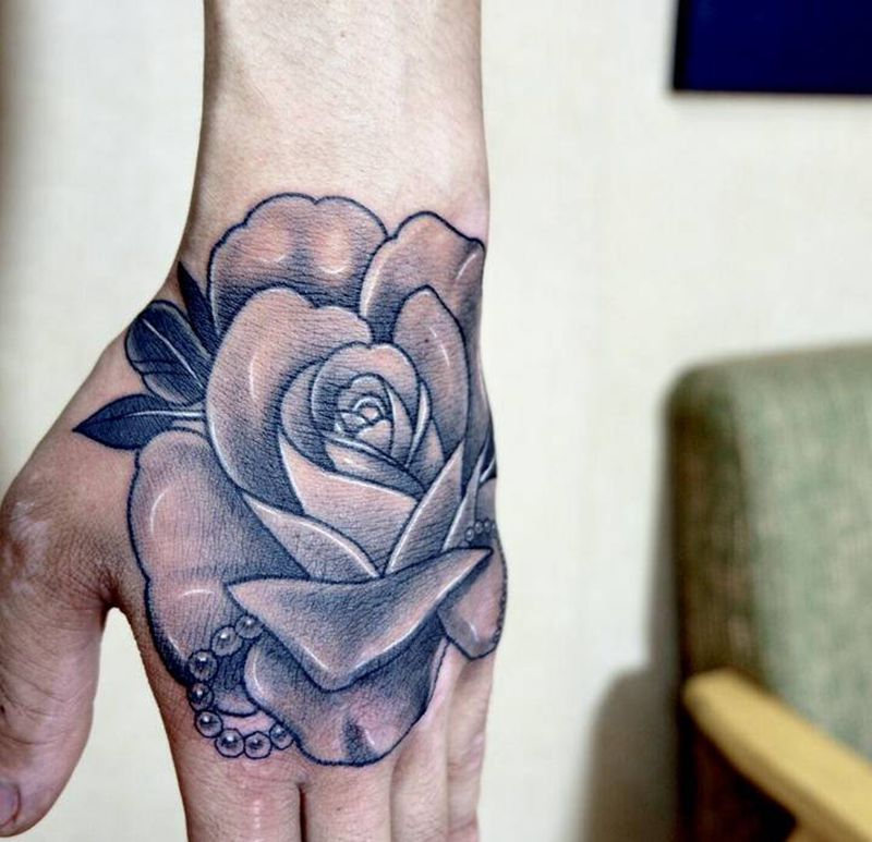 玫瑰纹身图片_手部新传统欧美写实玫瑰纹身图案