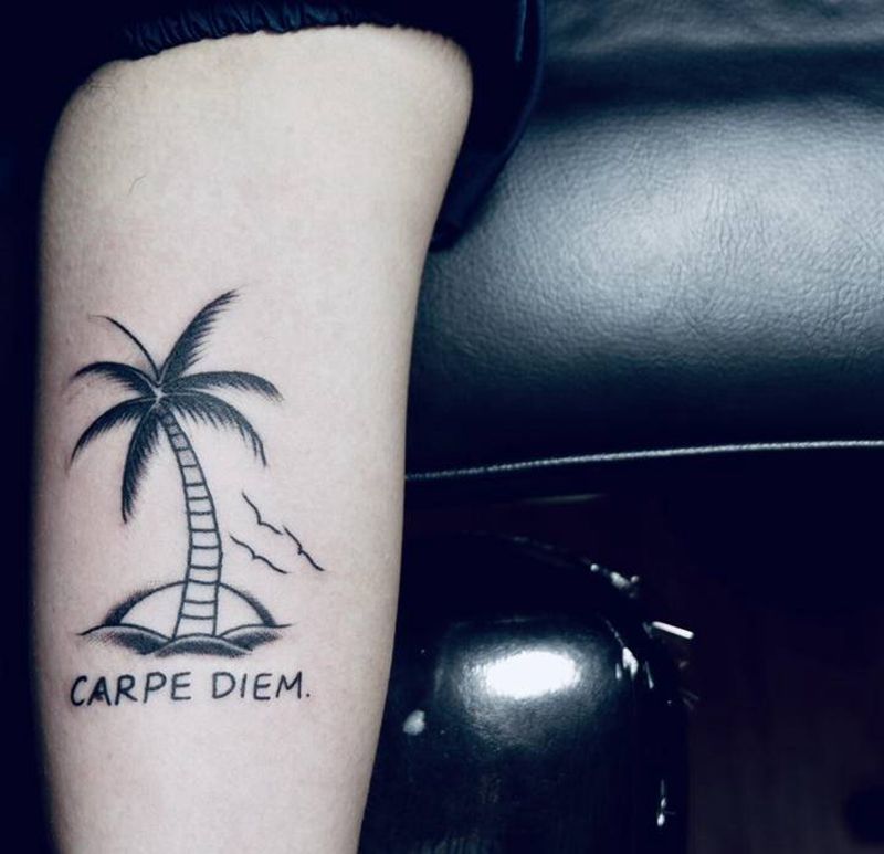 小清新纹身图片_手臂腿部花体字图腾小清新字母椰子树纹身图案