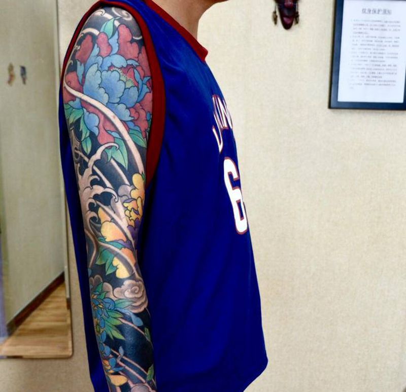 牡丹花臂纹身图片_手臂新传统老传统牡丹遮盖彩色纹身图案