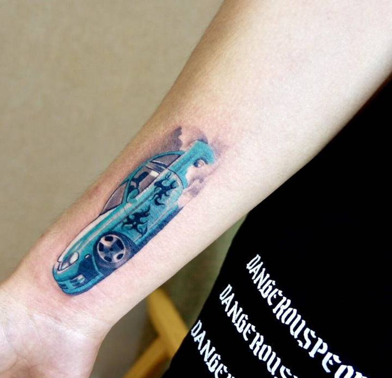 遮盖纹身图片_手臂欧美写实跑车遮盖彩色纹身图案