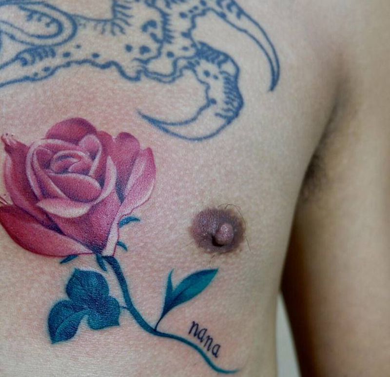 玫瑰纹身图片_胸部欧美写实水彩玫瑰纹身图案