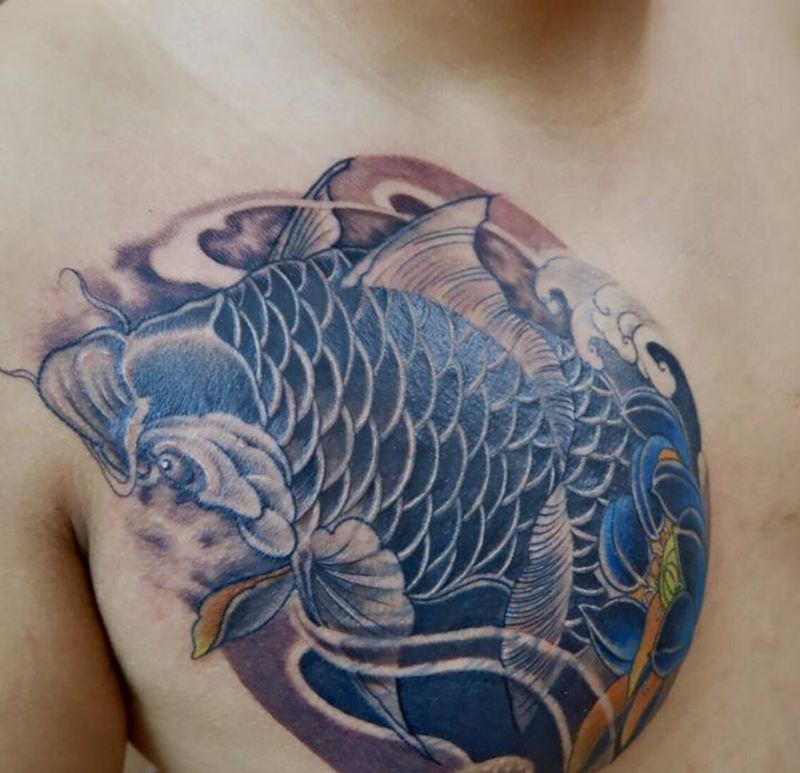 鲤鱼遮盖纹身图片_胸部新传统鲤鱼遮盖纹身图案