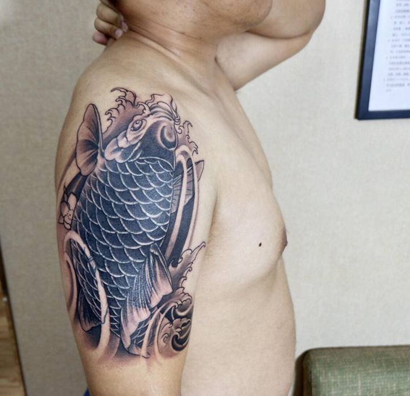 鲤鱼遮盖纹身图片_手臂新传统鲤鱼遮盖纹身图案