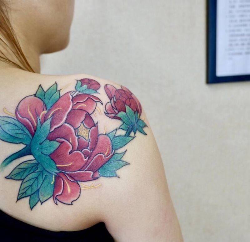 牡丹纹身图片_肩部背部新传统牡丹彩色纹身图案