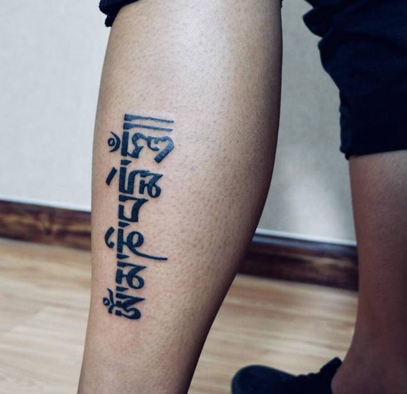 六字真言纹身图片_腿部图腾六字真言藏文纹身图案