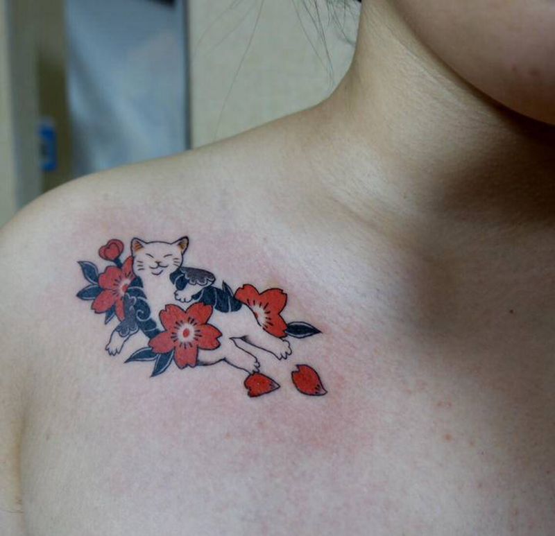 猫纹身图片_肩部老传统猫锁骨纹身图案