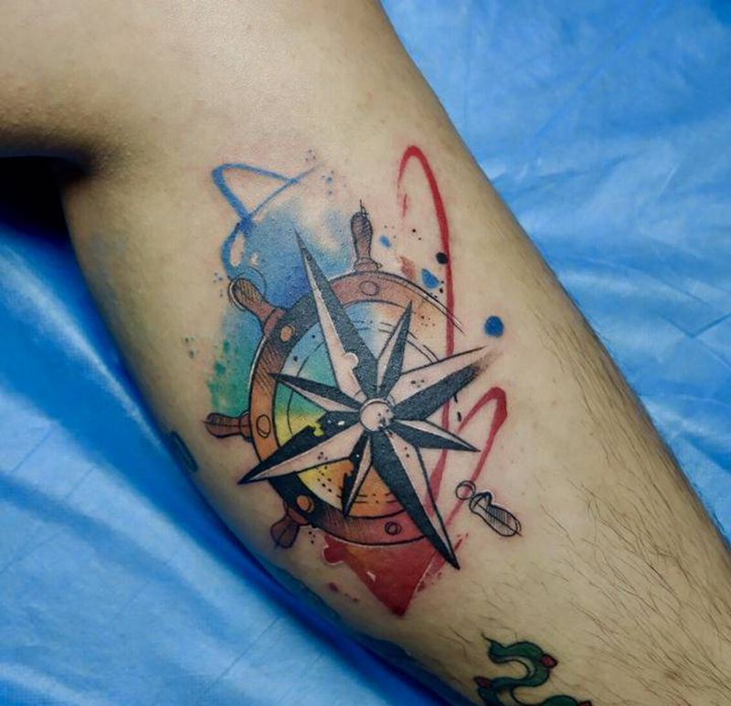 水彩纹身图片_腿部水彩指南针船舵纹身图案