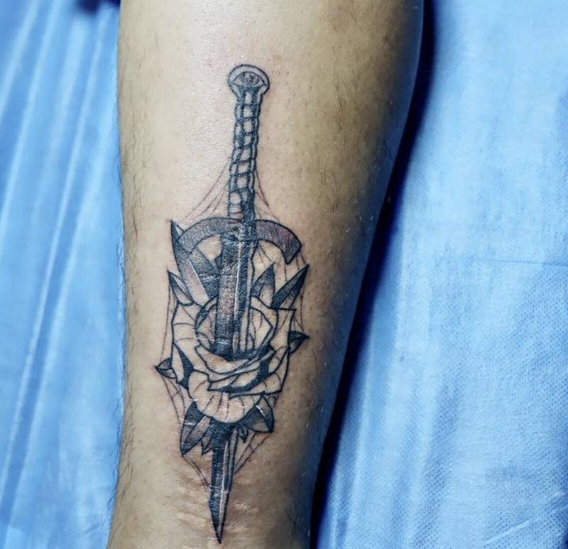 疤痕遮盖纹身图片_腿部Old School遮盖纹身图案