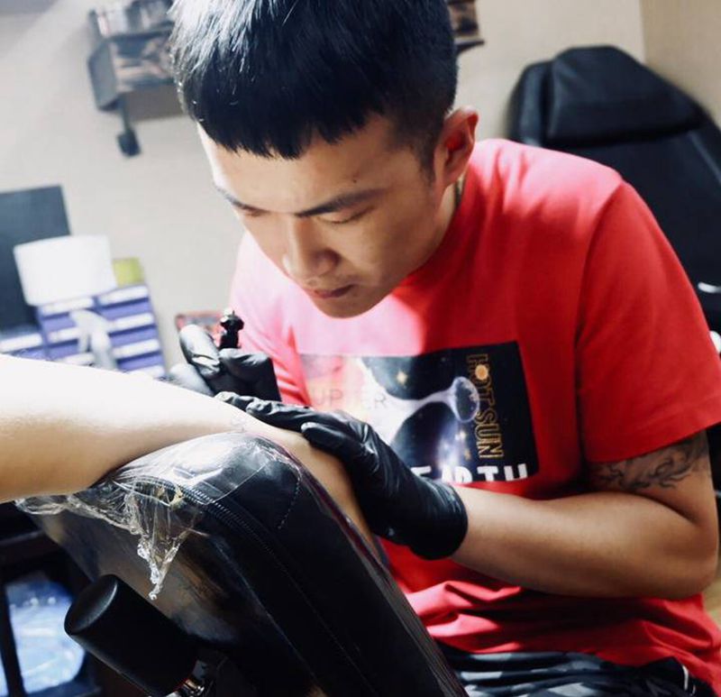 字母纹身图片_手臂花体字字母纹身图案