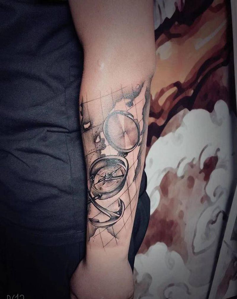 指南针纹身图片_手部欧美写实纹身图案