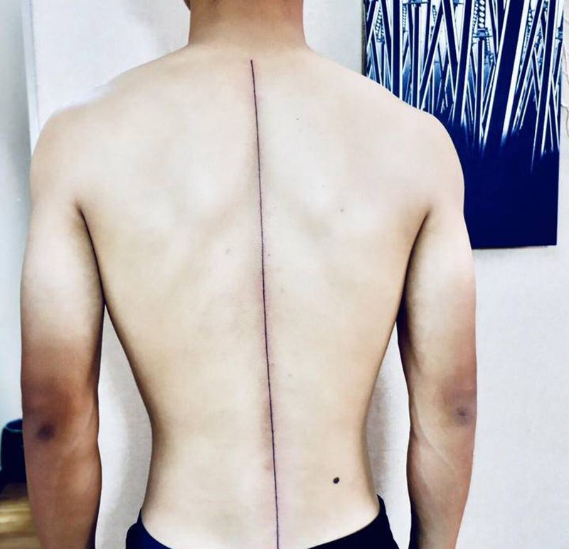 线纹身图片_背部几何脊柱纹身图案
