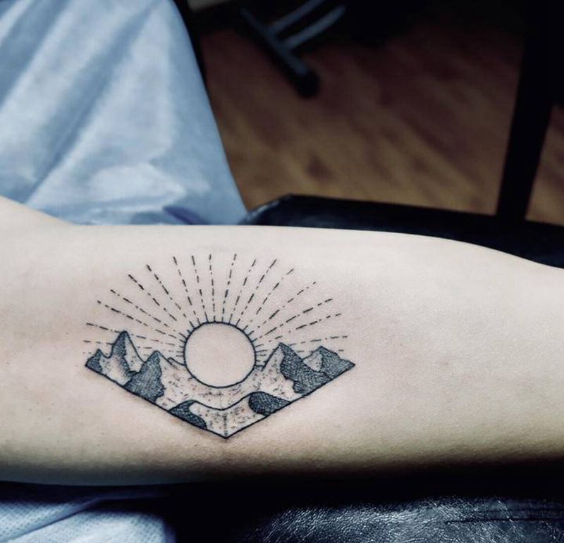 风景纹身图片_手臂点刺几何太阳大臂内侧纹身图案