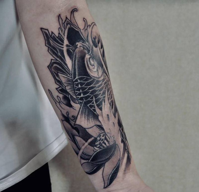 鲤鱼遮盖纹身图片_手臂新传统鱼纹身图案