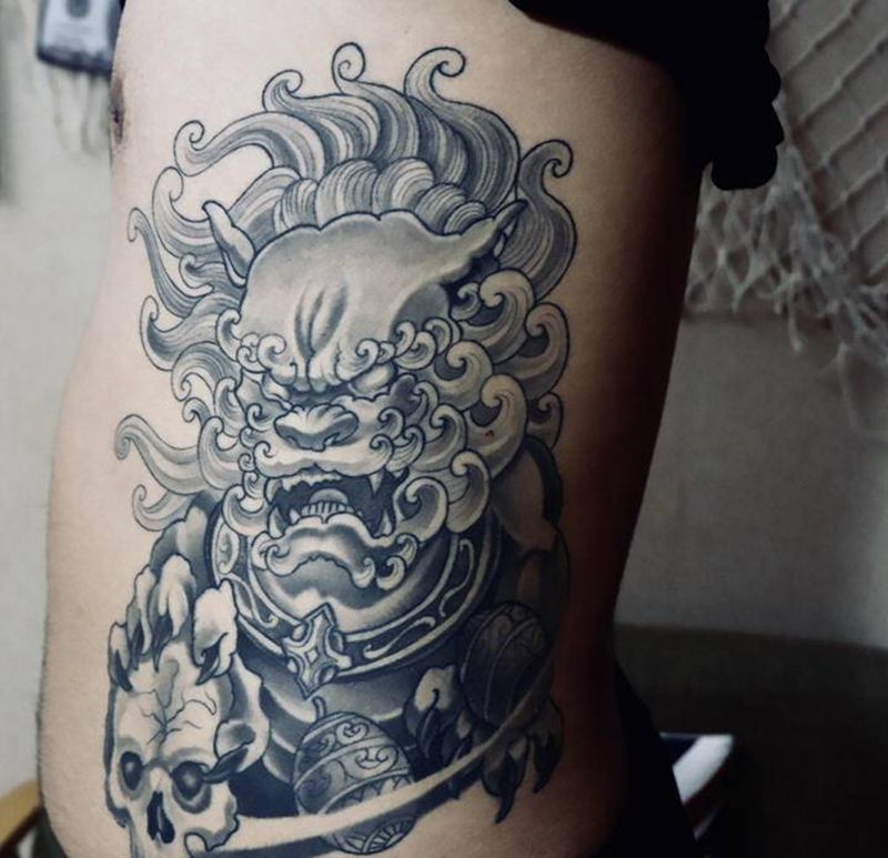 唐诗纹身图片_腹部新传统唐狮侧腰纹身图案