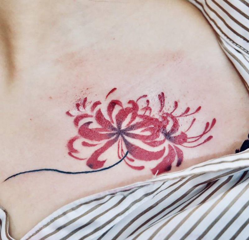彼岸花纹身图片_肩部胸部新传统彼岸花纹身图案