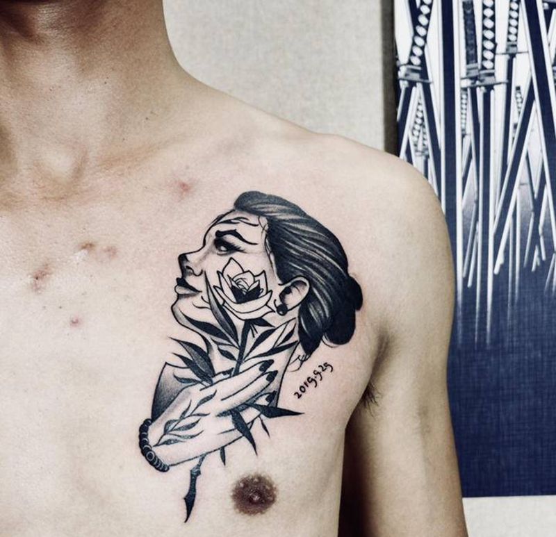 old school纹身图片_胸部Old School女郎纹身图案