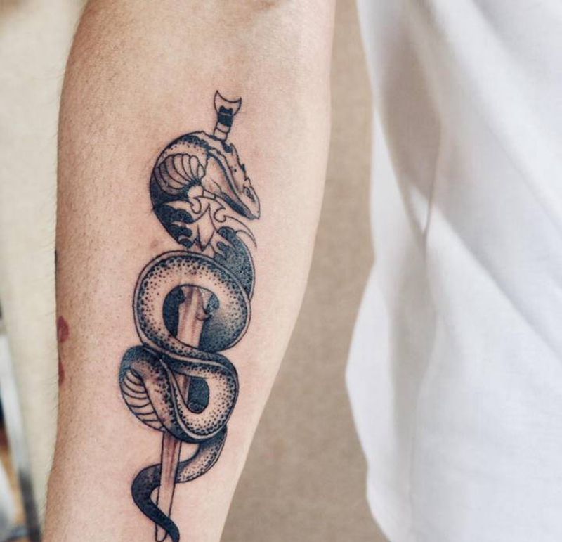 遮盖纹身图片_手臂点刺蛇纹身图案