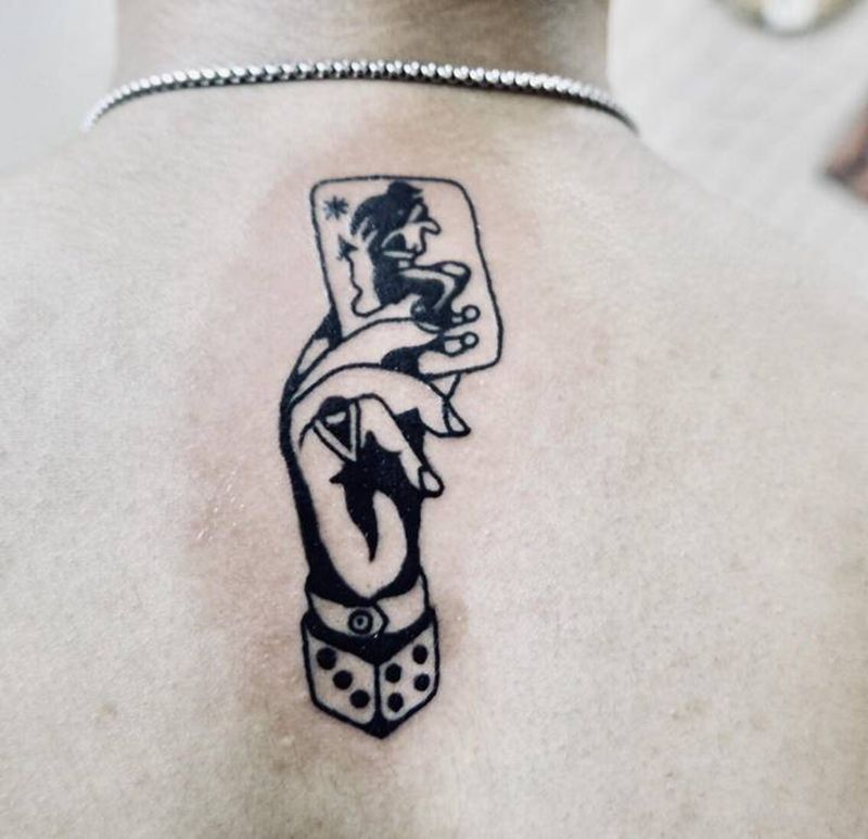 小王纹身图片_背部Old School手扑克纹身图案