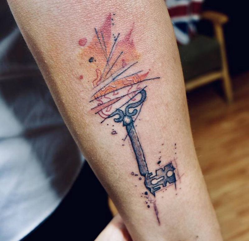 钥匙纹身图片_手臂水彩钥匙纹身图案
