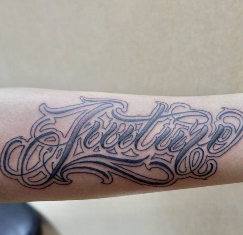 花体字纹身图片_手臂花体字纹身图案