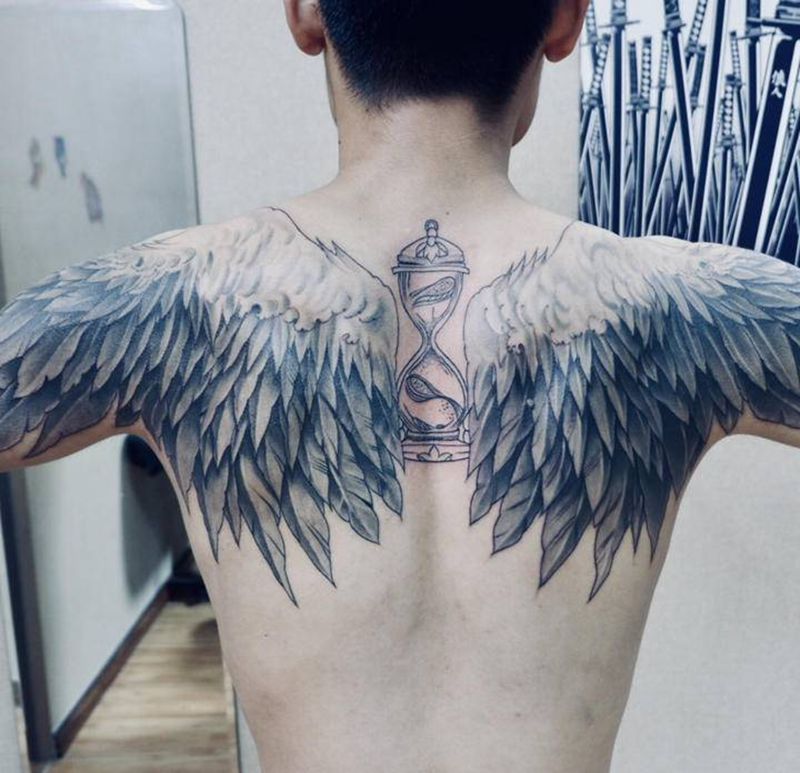 翅膀纹身图片_背部欧美写实翅膀纹身图案
