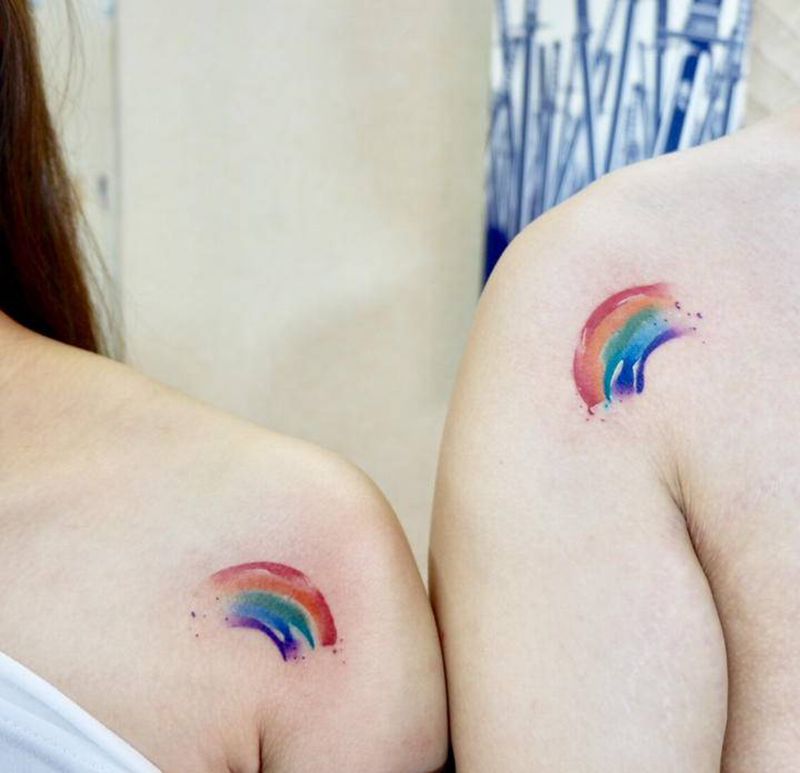 彩虹纹身图片_肩部水彩彩虹情侣纹身图案