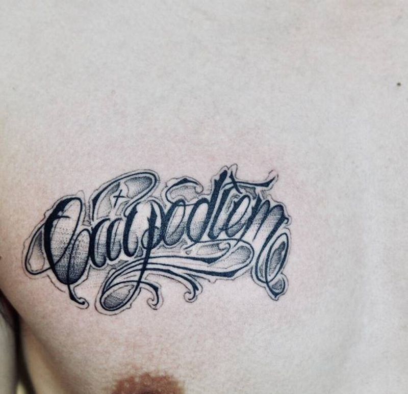 及时行乐纹身图片_胸部花体字纹身图案