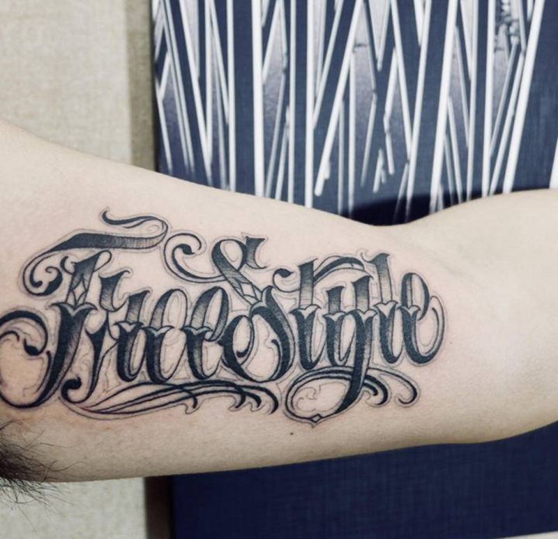 即兴纹身图片_手臂花体字即兴纹身图案