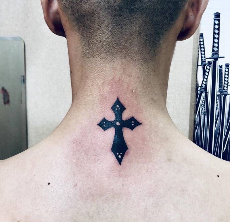 店内小图纹身图片_颈部胸部花体字图腾十字架英文纹身图案