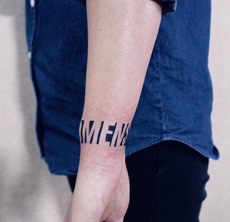 手环遮盖纹身图片_手臂花体字手环英文纹身图案