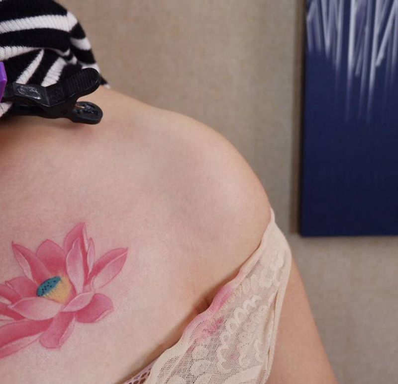 莲花纹身图片_胸部新传统莲花纹身图案