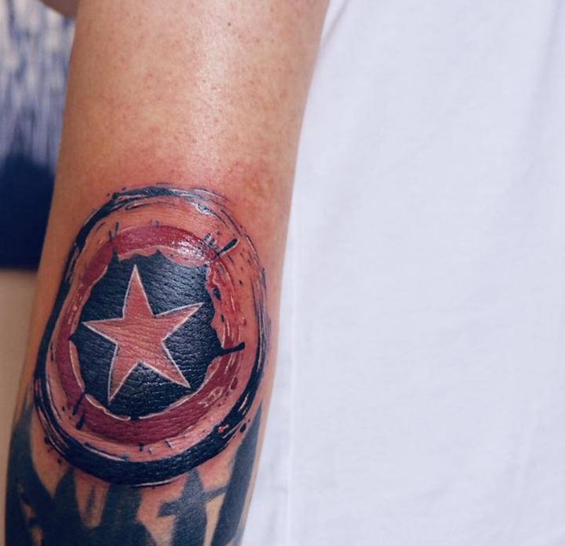 美盾纹身图片_手臂水彩水墨盾牌美国队长纹身图案